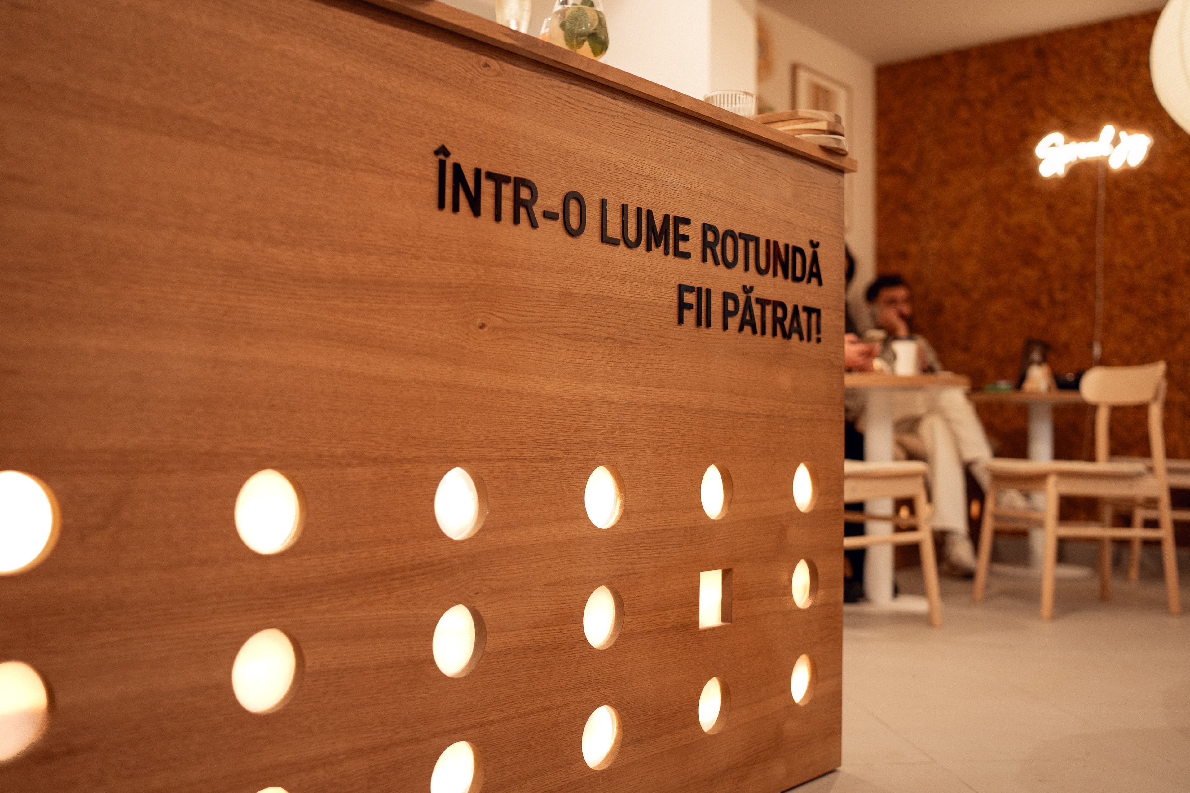 Într-o lume rotundă, fii pătrat — Two Space counter detail